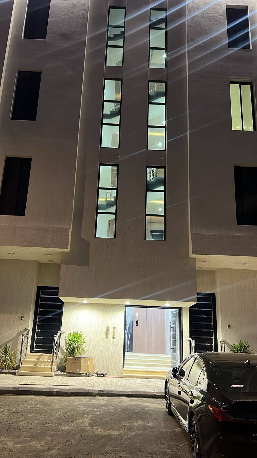 شقة 5 غرف وصالة خلف الملعب جديدة - صورة 1