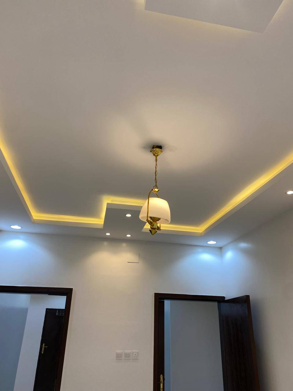 شقة 5 غرف ببلكونه وأطلاله - صورة 1