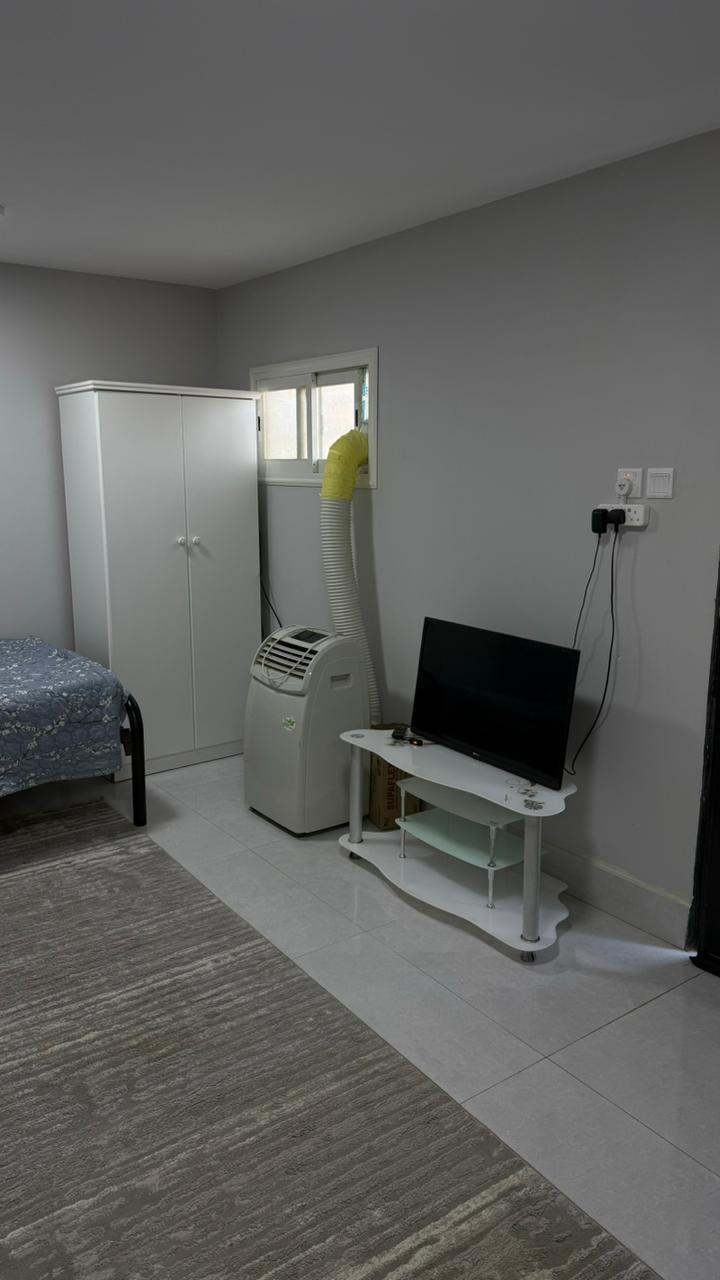 غرفة مؤثثه بدورة مياة مقابل الراشد مول - صورة 1